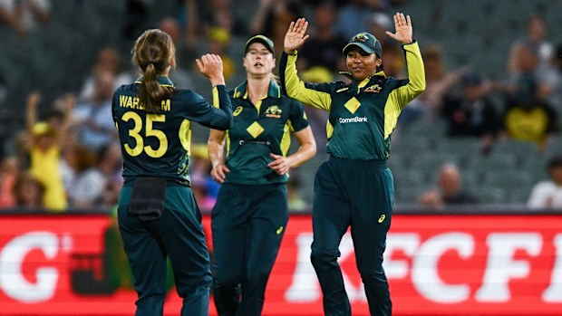 Alana King of Australia celebrates catching Charlie Dean of England with a35during game three of the T20 International Women's Ashes series at Adelaide Oval on January 25, 2025 in Adelaide, Australia. (Photo by Mark Brake/Getty Images)