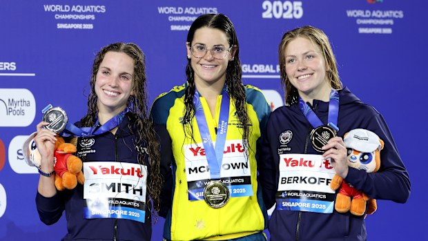 Swimming world championships 2025: Kaylee McKeown wins gold, Regan Smith  silver, Katharine Berkoff bronze in women's 100m backstroke in Singapore |  McKeown's shoulder dislocation