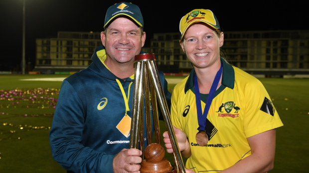 Matthew Mott, head coach of Australia with Meg Lanning.