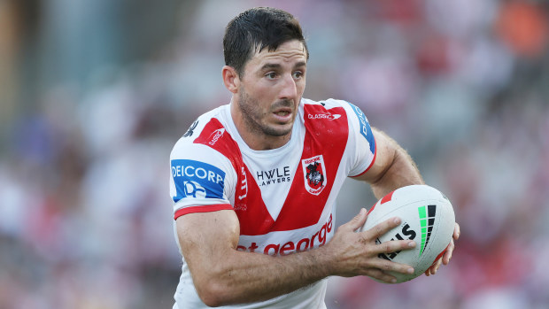 Dragons coach Shane Flanagan has convinced Ben Hunt to stay put.