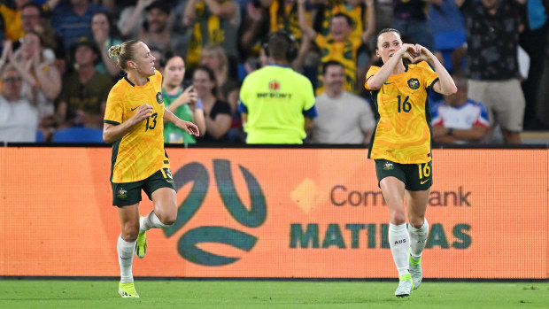Hayley Raso celebra tras marcar el primer gol de las Matildas contra Brasil.