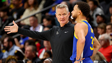 Golden State coach Steve Kerr speaks with Stephen Curry.