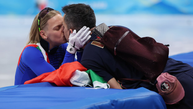 Arianna Fontana celebrates with her partner after winning the gold medal during the women's 500m final.