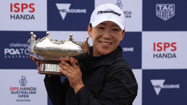 Jiyai Shin posa con el Patricia Bridges Bowl tras la victoria en la cuarta jornada del Abierto de Australia 2024.