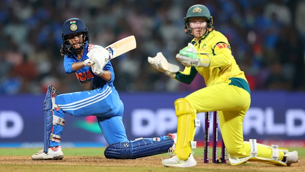 Jemimah Rodrigues, de la India, batea mientras la portera australiana Alyssa Healy observa durante la semifinal de la Copa Mundial de Críquet Femenina ICC India 2025.