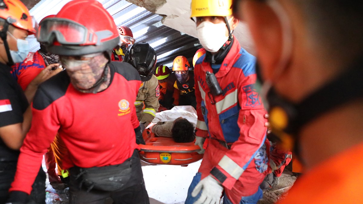 Frantic rescue rush as survivors found beneath rubble of collapsed ...