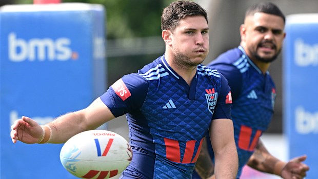 Mitchell Moses, NSW Blues antrenmanında topu geçirirken.