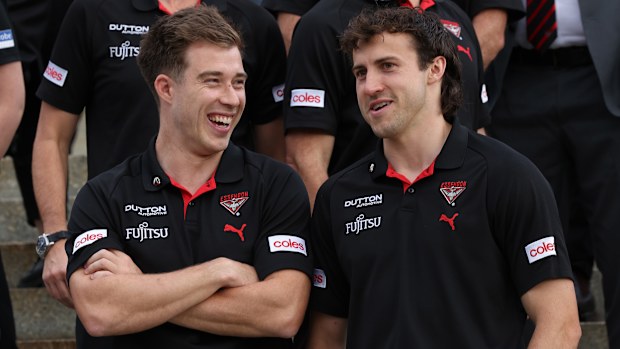 Zach Merrett y Andrew McGrath de los Bombers.