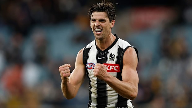 Scott Pendlebury of the Magpies  celebrates on the  final sirern during the round 12 AFL match between the Hawthorn Hawks and the Collingwood Magpies at Melbourne Cricket Ground on June 05, 2022 in Melbourne, Australia. (Photo by Darrian Traynor/Getty Images)