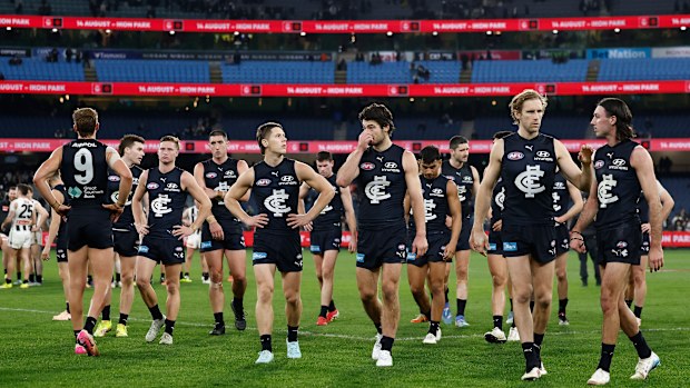 Blues, Carlton Blues ile Collingwood Magpies arasındaki maçta kaybettikten sonra üzgün görünüyor.