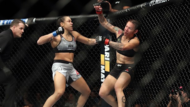 De Braziliaanse Amanda Nunes slaat de Braziliaanse Cris Cyborg.
