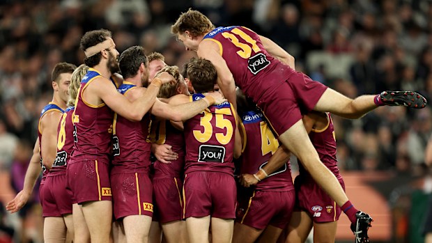 Dayne Zorko, Collingwood'a karşı Lions'la oynanan ön elemelerde gol attıktan sonra takım arkadaşları tarafından tebrik ediliyor.