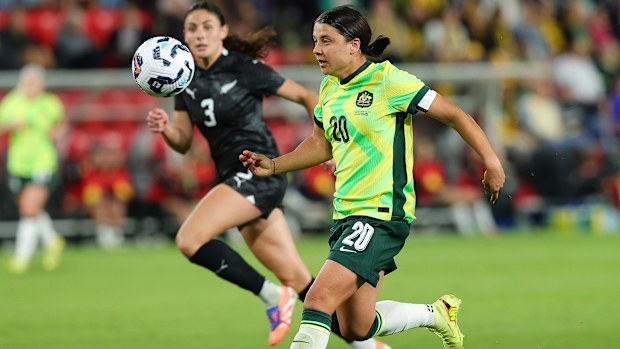 Sam Kerr de Matildas y Claudia Bunge de NZ Ferns se enfrentan durante su partido amistoso internacional.