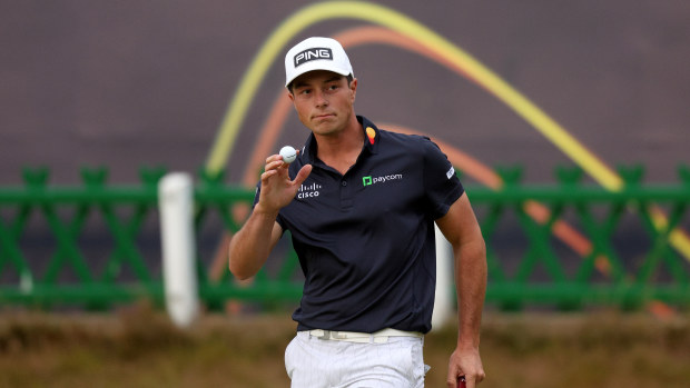 Viktor Hovland acknowledges the crowd.