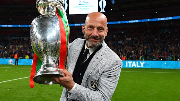 LONDON, ENGLAND - JULY 11: Gianluca Vialli, Delegation Chief of Italy celebrates with The Henri Delaunay Trophy following his team's victory in the UEFA Euro 2020 Championship Final between Italy and England at Wembley Stadium on July 11, 2021 in London, England. (Photo by Claudio Villa/Getty Images)