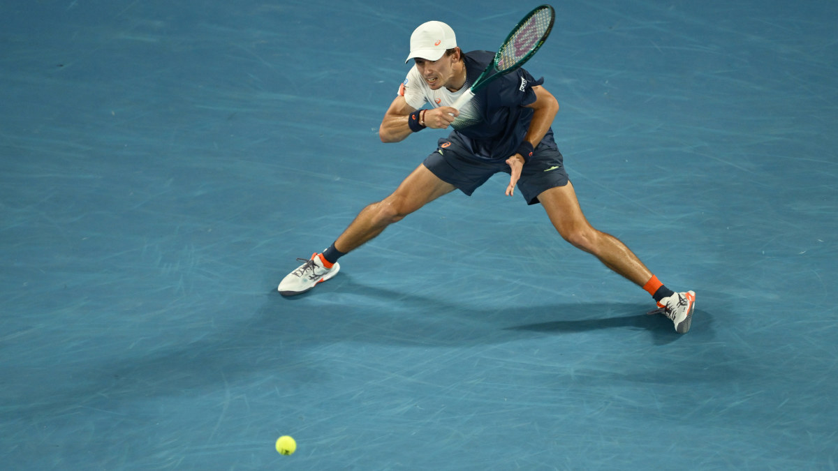 De Minaur ‘turning Rod Laver Arena into a torture chamber’