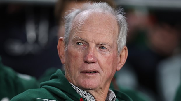 GOSFORD, AUSTRÁLIA - 26 DE JULHO: O técnico do Rabbitohs, Wanoy Bennett, observa durante a partida da Rodada 21 da NRL entre os Rabbitohs e os Sharks no Industry Group Stadium em 26 de julho de 2025 em Gosford, Austrália. (Foto de Scott Gardiner/Getty Images)