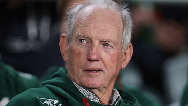 GOSFORD, AUSTRALIA - 26 DE JULIO: El entrenador de Rabbitohs, Wanye Bennett, observa durante el partido de la Ronda 21 de la NRL entre Rabbitohs y Sharks en el Industre Group Stadium el 26 de julio de 2025 en Gosford, Australia. (Foto de Scott Gardiner/Getty Images)
