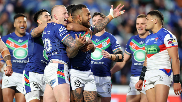 Addin Fonua-Blake scores a try for the Warriors.