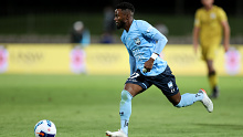 Elvis Kamsoba controls the ball Sydney FC.