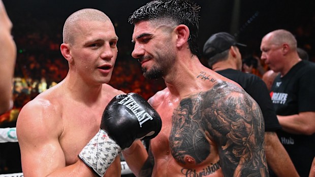 Nikita Tszyu (sol) ve Michael Zerafa, sonuçsuz kalan maçın ardından sohbet ediyor.