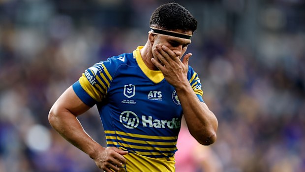 Dylan Brown en acción para los Eels contra los Panthers en la ronda 19.