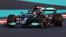 Lewis Hamilton tackles a qualifying lap ahead of the Abu Dhabi Grand Prix.