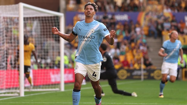 Tijjani Reijnders, Wolverhampton ile oynanan Premier League maçında ikinci golünü kutluyor.
