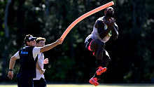 Suliasi Vunivalu catches the ball during Wallabies training.