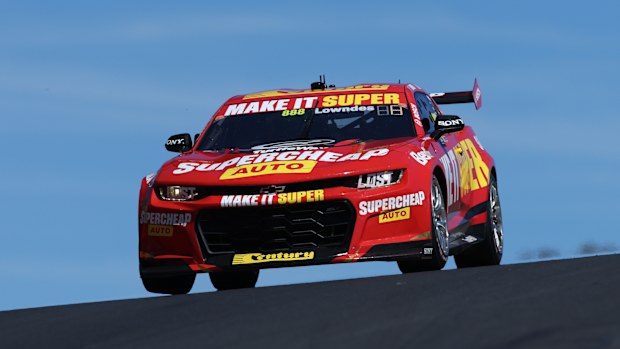 Craig Lowndes guida la Chevrolet Camaro ZL1 #888 Supercheap Auto durante le prove libere in vista della Bathurst 1000 2025, che fa parte del Campionato Supercars 2025 a Mount Panorama il 10 ottobre 2025 a Bathurst, in Australia. (Foto di Robert Cianflone/Getty Images)