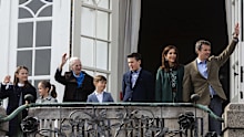AARHUS, DENMARK - APRIL 16:  Queen Margrethe of Denmark appears together with her family at the veranda on Marselisborg Castle during changing of the guard on the occasion of her 79 years birthday on April 16, 2019 in AArhus, Denmark. From L  R appears: Crown Prince Frederik, Princess Isabella, Queen Margrethe, Prince Christian, Crown Princess Mary, Prince Vincent. Mraselisborg Castle has been the Queens summer residence since 1967. 