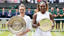 Simona Halep and Serena Williams pose with their trophies following the 2019 Wimbledon final. (Getty)