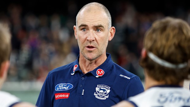 Geelong assistant coach Steven King addresses the players during a match against Melbourne Demons.