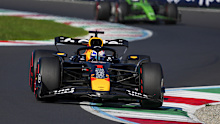 Max Verstappen races around the Monza track