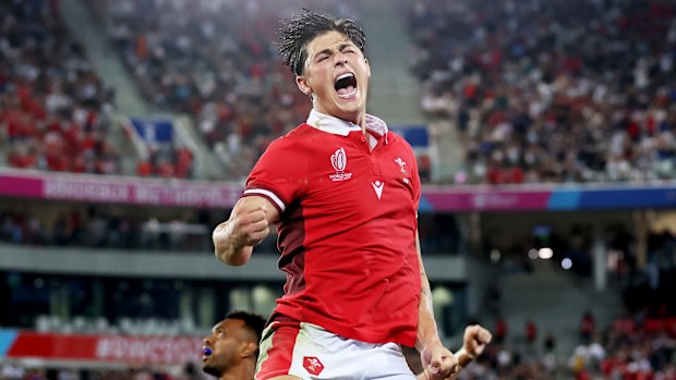 Louis-Jamit, do País de Gales, celebra a vitória no apito final.