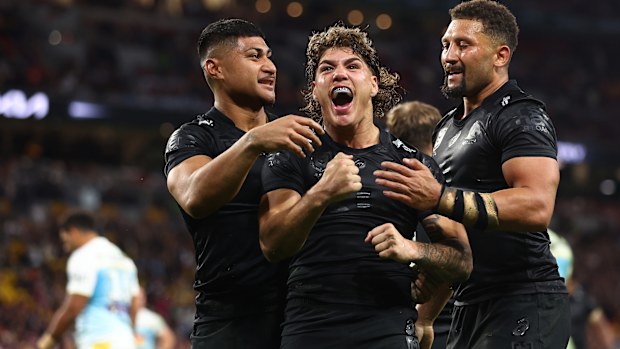 Reece Walsh, Titans'a karşı bir try attıktan sonra kutluyor.