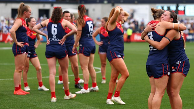 North Melbourne'ın ön eleme finalinde mağlup olan Melbourne oyuncuları, takım arkadaşlarını teselli ediyor.
