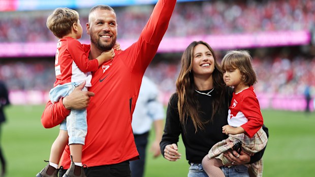 Lance Franklin of the Swans farewells the crowd with his wife Jesinta Franklin and children during a lap of honour during the round 24 AFL match between Sydney Swans and Melbourne Demons at Sydney Cricket Ground, on August 27, 2023