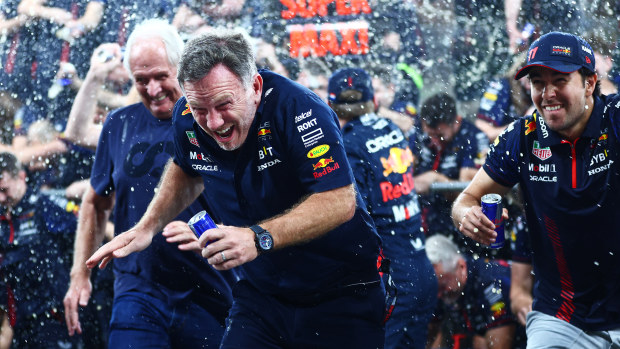 Red Bull Racing Team Principal Christian Horner and the Red Bull Racing team celebrate in the Pitlane after the F1 Grand Prix of Abu Dhabi at Yas Marina Circuit on November 26, 2023 in Abu Dhabi, United Arab Emirates. (Photo by Clive Rose/Getty Images) // Getty Images / Red Bull Content Pool
