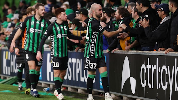 MELBOURNE, AUSTRALYA - MAY 24: Western United thanks fans after the A-League Men Semi Final match between Melbourne City and Western United at AAMI Park, on May 24, 2025, in Melbourne, Australia. (Photo by Graham Denholm/Getty Images)