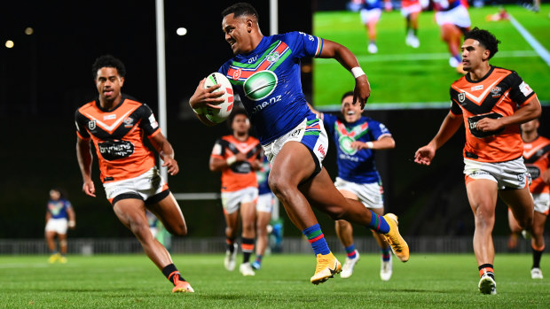 Viliami Vailea of the Warriors dives over to score a try during the NRL trial match between New Zealand Warriors and Wests Tigers at Mt Smart Stadium on February 09, 2023 in Auckland, New Zealand. (Photo by Hannah Peters/Getty Images)