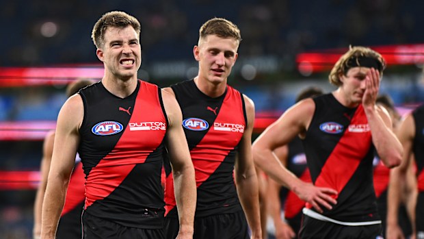 Zach Merrett de los Bombers parece deprimido después de perder ante los Hawks.