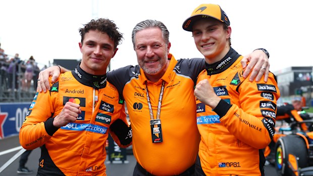 Lando Norris, Zak Brown ve Oscar Piastri, Çin Grand Prix'sinin ardından.