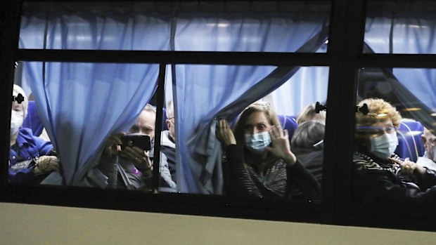 Buses carrying American passengers who had been quarantined aboard a cruise ship in Japan have left the harbour.