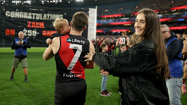 Zach Merrett, Bombers'ın 250. maçında tebrik ediliyor.