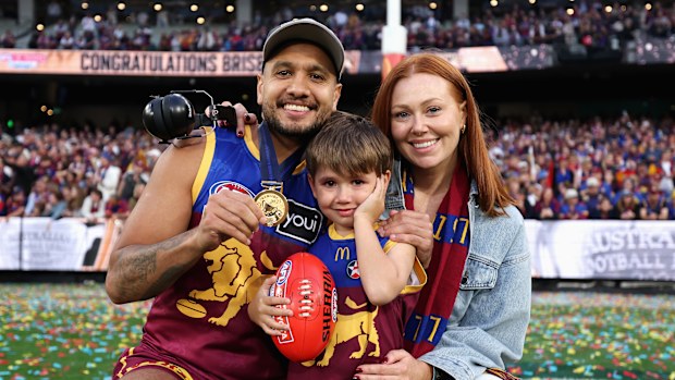 MELBOURNE, AUSTRALYA - 27 EYLÜL: Callum Ah Chee, Brisbane Lions ile Geelong Cats arasındaki AFL Grand Final maçını kazanmasının ardından ailesiyle kutlama yapıyor.