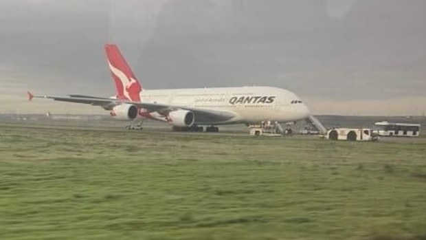 Qantas passengers say they have been left in the dark after their flight was diverted due to a fault in the cockpit.