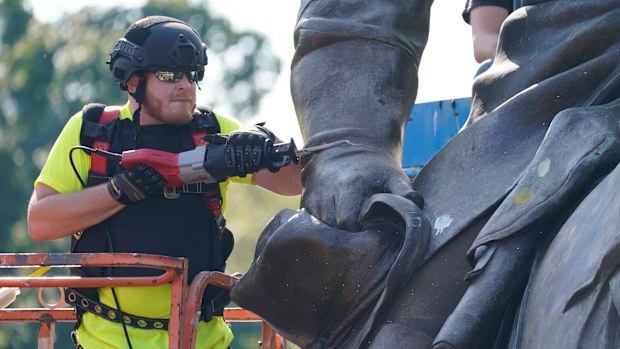 Crews used a saw to cut the statue as they removed one of the country's largest remaining monuments to the Confederacy. 