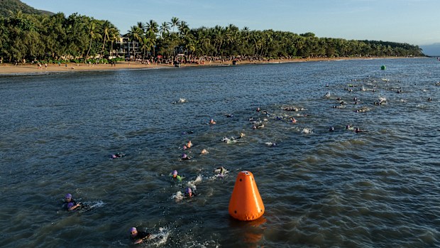 Os atletas de Ironman completam o curso de natação de Palm Cov como parte de Ironman Cairns.