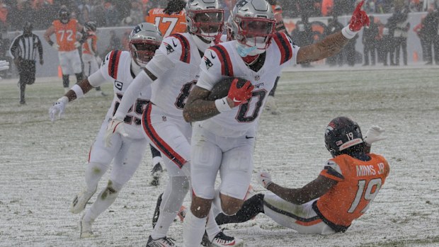 New England Patriots'tan Christian Gonzalez, 4. çeyrekte bir interception seviniyor.